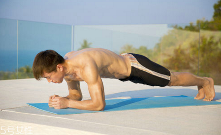 平板支撐可以練腹肌嗎 完美腹肌訓(xùn)練的3大要點 平板支撐可以練腹肌嗎 完美腹肌訓(xùn)練的3大要點