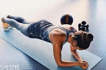 平板支撐可以練腹肌嗎 完美腹肌訓(xùn)練的3大要點 平板支撐可以練腹肌嗎 完美腹肌訓(xùn)練的3大要點