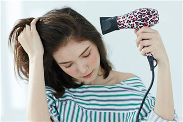 齊肩卷發(fā)日常怎么打理好看 齊肩卷發(fā)日常怎么打理好看