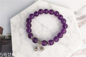 紫水晶手鏈戴在哪只手 佩戴學(xué)問要掌握 紫水晶手鏈戴在哪只手 佩戴學(xué)問要掌握
