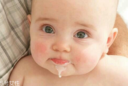 新生兒吐奶怎么回事?新生兒吐奶處理辦法 新生兒吐奶怎么回事?新生兒吐奶處理辦法