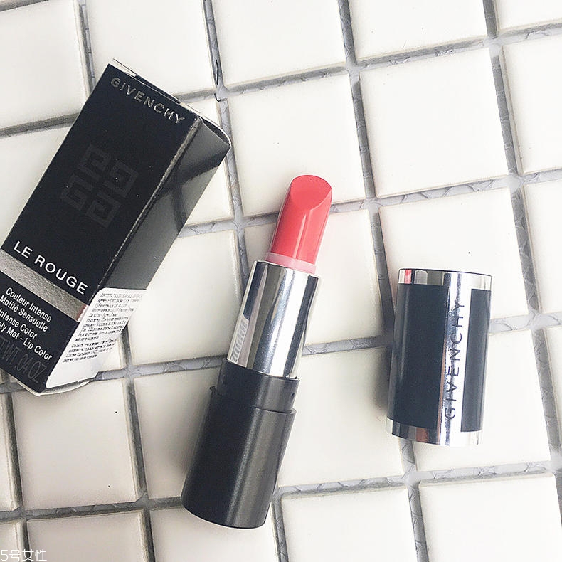 素顏涂口紅會不會怪？2022素顏最適合的口紅