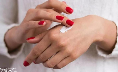 手很粗糙怎樣快速變嫩 5個護手姿勢變嫩妥妥的 手很粗糙怎樣快速變嫩 5個護手姿勢變嫩妥妥的