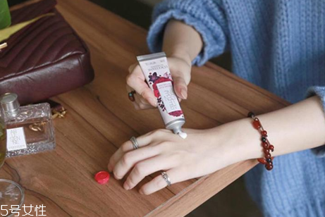 手很粗糙怎樣快速變嫩 5個護手姿勢變嫩妥妥的 手很粗糙怎樣快速變嫩 5個護手姿勢變嫩妥妥的