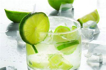 檸檬泡水要去皮嗎 檸檬水好處多 檸檬泡水要去皮嗎 檸檬水好處多