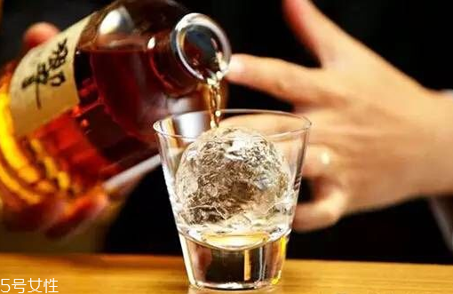 威士忌是白酒嗎 它們很不同 威士忌是白酒嗎 它們很不同