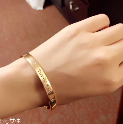 tiffany蒂芙尼手鐲專柜價(jià)格 大多在上萬(wàn)元 tiffany蒂芙尼手鐲專柜價(jià)格 大多在上萬(wàn)元