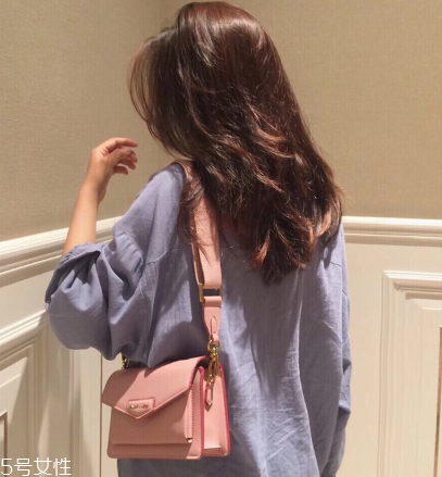 小ck郵差包多少錢 粉粉嫩嫩惹人愛(ài) 小ck郵差包多少錢 粉粉嫩嫩惹人愛(ài)