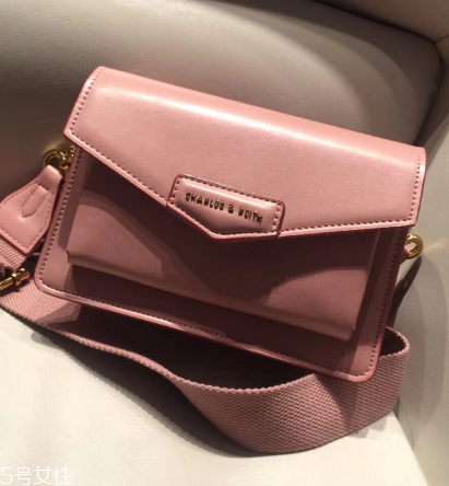 小ck郵差包多少錢 粉粉嫩嫩惹人愛(ài) 小ck郵差包多少錢 粉粉嫩嫩惹人愛(ài)