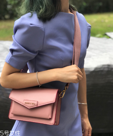 小ck郵差包尺寸多大 容量絕對(duì)夠 小ck郵差包尺寸多大 容量絕對(duì)夠