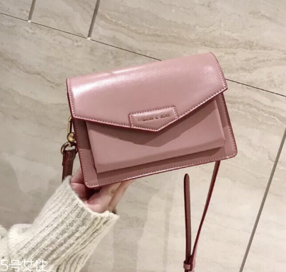 小ck郵差包尺寸多大 容量絕對(duì)夠 小ck郵差包尺寸多大 容量絕對(duì)夠