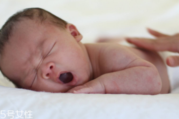 如何預(yù)防寶寶吐奶?寶寶打嗝怎么辦? 如何預(yù)防寶寶吐奶?寶寶打嗝怎么辦?