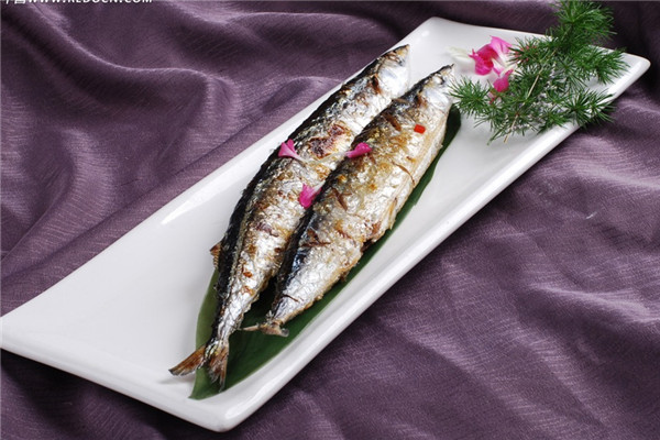 秋刀魚有沒有刺 秋刀魚有藍色的斑點