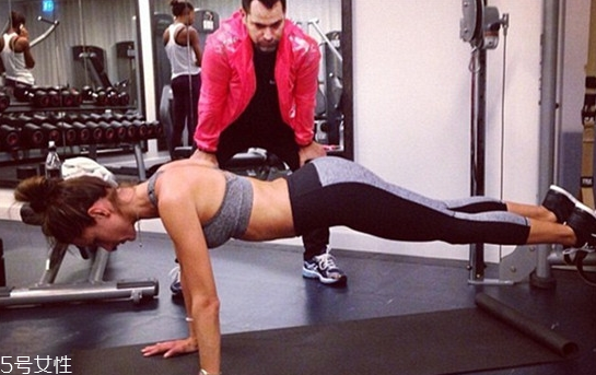 練深蹲膝蓋響是怎么回事 做深蹲時膝蓋響注意事項 練深蹲膝蓋響是怎么回事 做深蹲時膝蓋響注意事項