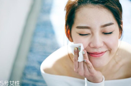 皮膚干起痘痘怎么辦 干皮痘肌護膚全面攻略 皮膚干起痘痘怎么辦 干皮痘肌護膚全面攻略