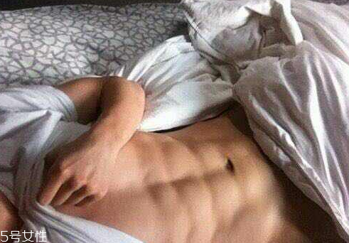 卷腹和仰臥起坐哪個(gè)更適合練腹肌 八塊腹肌鍛煉方法 卷腹和仰臥起坐哪個(gè)更適合練腹肌 八塊腹肌鍛煉方法