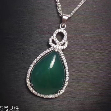 玉髓和玉的區(qū)別 要學會分清 玉髓和玉的區(qū)別 要學會分清