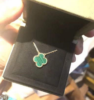 玉髓和瑪瑙的區(qū)別 屬于同一種礦物 玉髓和瑪瑙的區(qū)別 屬于同一種礦物