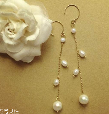 珍珠耳環(huán)適合什么年齡 要學(xué)會選擇 珍珠耳環(huán)適合什么年齡 要學(xué)會選擇
