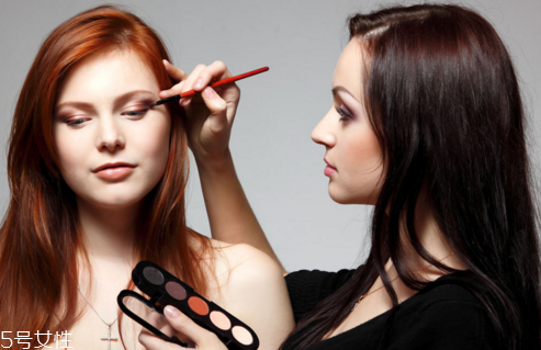 粉色眼影配什么口紅好看 超級(jí)吸睛的活力少女