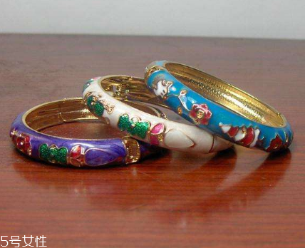 景泰藍(lán)手鐲會(huì)掉色嗎 選購(gòu)要謹(jǐn)慎 景泰藍(lán)手鐲會(huì)掉色嗎 選購(gòu)要謹(jǐn)慎