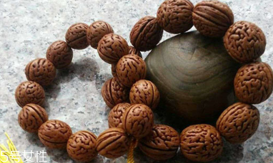 核桃手串可以用水洗嗎 小心影響上色 核桃手串可以用水洗嗎 小心影響上色