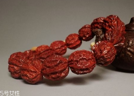 核桃手串可以用水洗嗎 小心影響上色 核桃手串可以用水洗嗎 小心影響上色