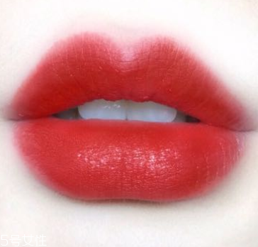 吊帶裙配什么顏色口紅 2種色系為你性感加分 吊帶裙配什么顏色口紅 2種色系為你性感加分