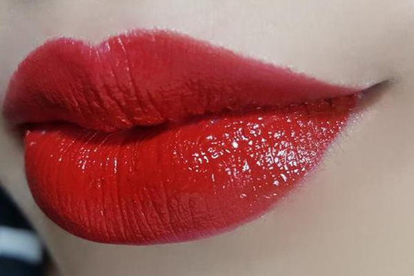 吊帶裙配什么顏色口紅 2種色系為你性感加分 吊帶裙配什么顏色口紅 2種色系為你性感加分