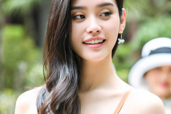 吊帶裙配什么顏色口紅 2種色系為你性感加分 吊帶裙配什么顏色口紅 2種色系為你性感加分