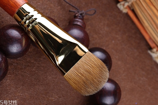 第一次買粉底刷怎么挑 挑對了不浪費粉底液 第一次買粉底刷怎么挑 挑對了不浪費粉底液