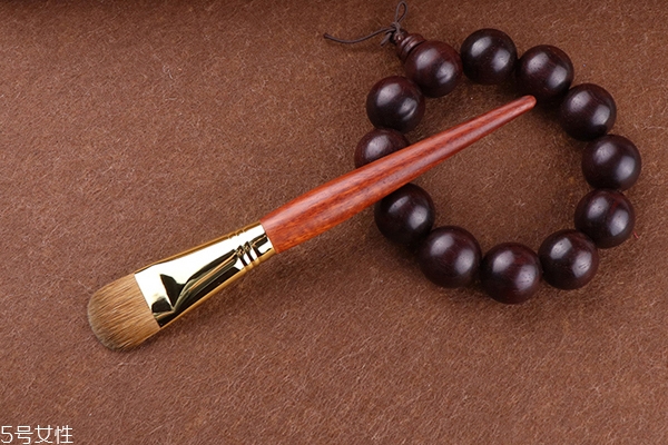 第一次買粉底刷怎么挑 挑對了不浪費粉底液 第一次買粉底刷怎么挑 挑對了不浪費粉底液