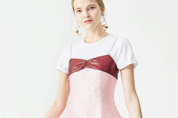 連衣裙搭配運(yùn)動鞋圖片 青春與優(yōu)雅的結(jié)合 連衣裙搭配運(yùn)動鞋圖片 青春與優(yōu)雅的結(jié)合