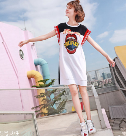 連衣裙搭配運(yùn)動鞋圖片 青春與優(yōu)雅的結(jié)合 連衣裙搭配運(yùn)動鞋圖片 青春與優(yōu)雅的結(jié)合