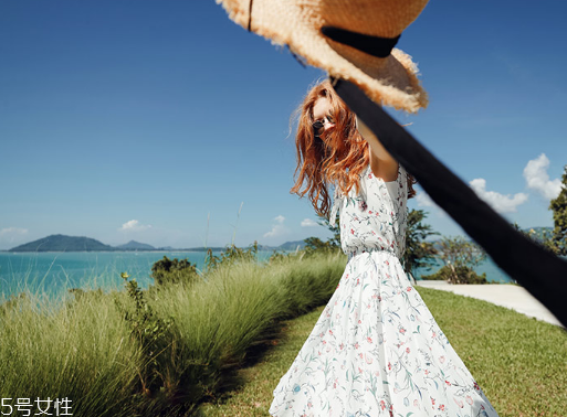 連衣裙搭配運(yùn)動鞋圖片 青春與優(yōu)雅的結(jié)合 連衣裙搭配運(yùn)動鞋圖片 青春與優(yōu)雅的結(jié)合