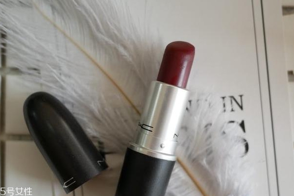 mac diva口紅干嗎 需要打底否則會(huì)拔干 mac diva口紅干嗎 需要打底否則會(huì)拔干