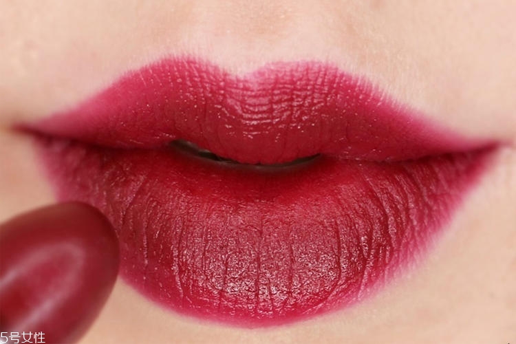 mac diva口紅干嗎 需要打底否則會(huì)拔干 mac diva口紅干嗎 需要打底否則會(huì)拔干