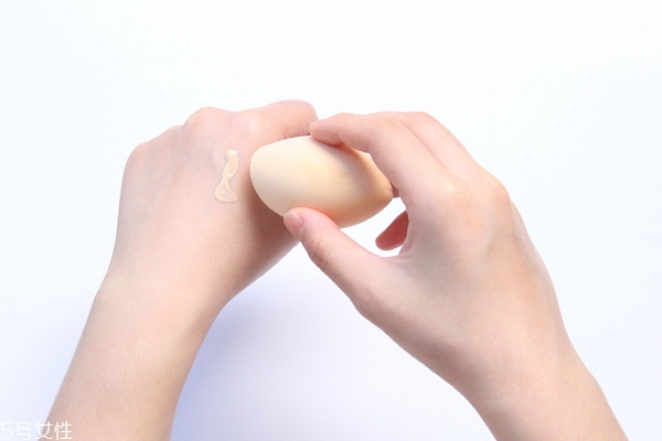 象牙色和亮膚色的區(qū)別 象牙白是所有色號中最白的顏色 象牙色和亮膚色的區(qū)別 象牙白是所有色號中最白的顏色