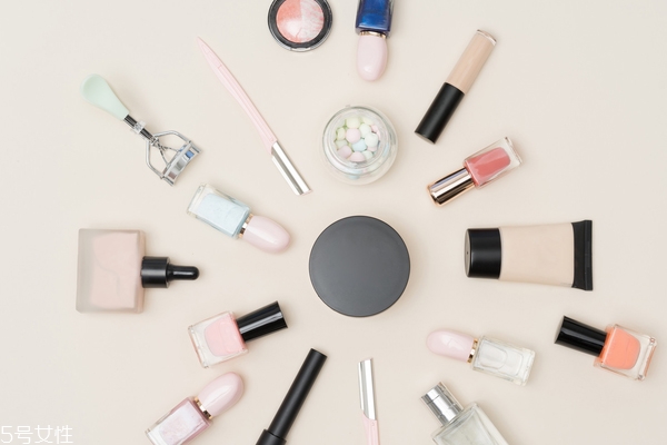 象牙色和亮膚色的區(qū)別 象牙白是所有色號中最白的顏色 象牙色和亮膚色的區(qū)別 象牙白是所有色號中最白的顏色