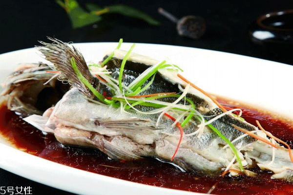 石斑魚(yú)清蒸幾分鐘 6到8分鐘最好 石斑魚(yú)清蒸幾分鐘 6到8分鐘最好