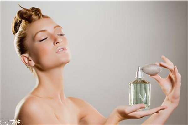 香水為什么要倒著放 避免揮發(fā) 香水為什么要倒著放 避免揮發(fā)