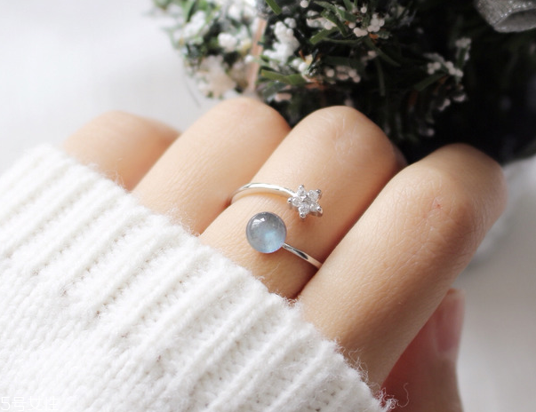 純銀戒指會(huì)不會(huì)掉色 要注意保養(yǎng) 純銀戒指會(huì)不會(huì)掉色 要注意保養(yǎng)