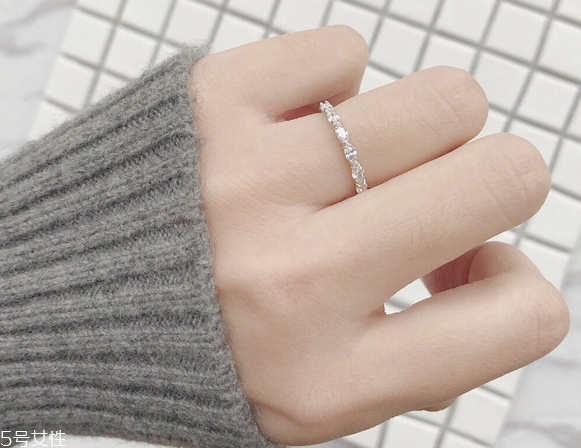 純銀戒指會不會掉色 要注意保養(yǎng) 純銀戒指會不會掉色 要注意保養(yǎng)