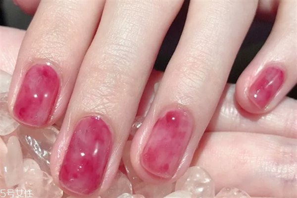美甲底膠什么牌子的好 美甲底膠和底油的區(qū)別 美甲底膠什么牌子的好 美甲底膠和底油的區(qū)別