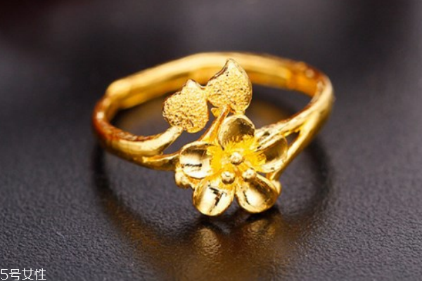 黃金戒指可以沾水嗎 最好不要這樣做 黃金戒指可以沾水嗎 最好不要這樣做