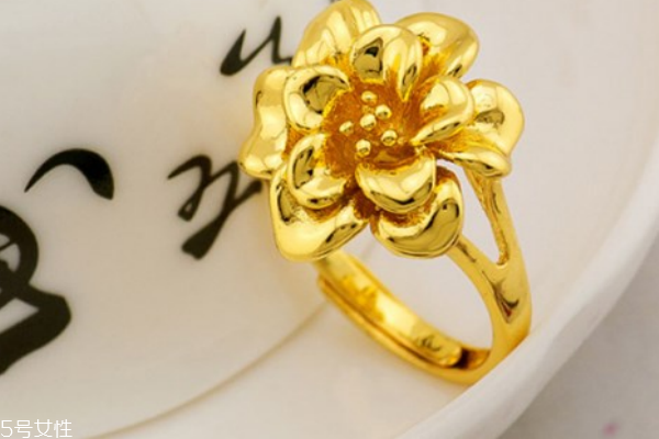 黃金戒指可以沾水嗎 最好不要這樣做 黃金戒指可以沾水嗎 最好不要這樣做