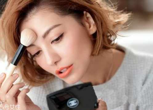 散粉和防曬噴霧哪個(gè)先用 使用順序很重要 散粉和防曬噴霧哪個(gè)先用 使用順序很重要