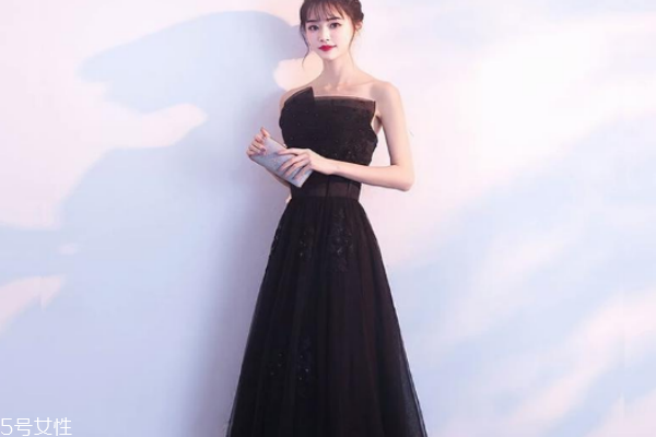 黑色禮服裙搭配圖片 宴會(huì)女王必備款 黑色禮服裙搭配圖片 宴會(huì)女王必備款