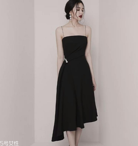 黑色禮服裙搭配圖片 宴會(huì)女王必備款 黑色禮服裙搭配圖片 宴會(huì)女王必備款