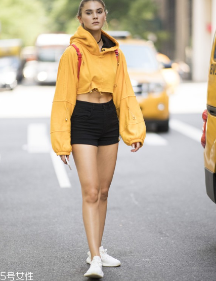 長袖配短褲好看嗎 最時(shí)髦的換季穿搭 長袖配短褲好看嗎 最時(shí)髦的換季穿搭